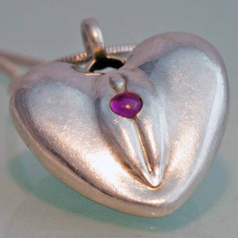 Erotikschmuck, Herzanhänger Yoni-heart, Silber, mit Rubin