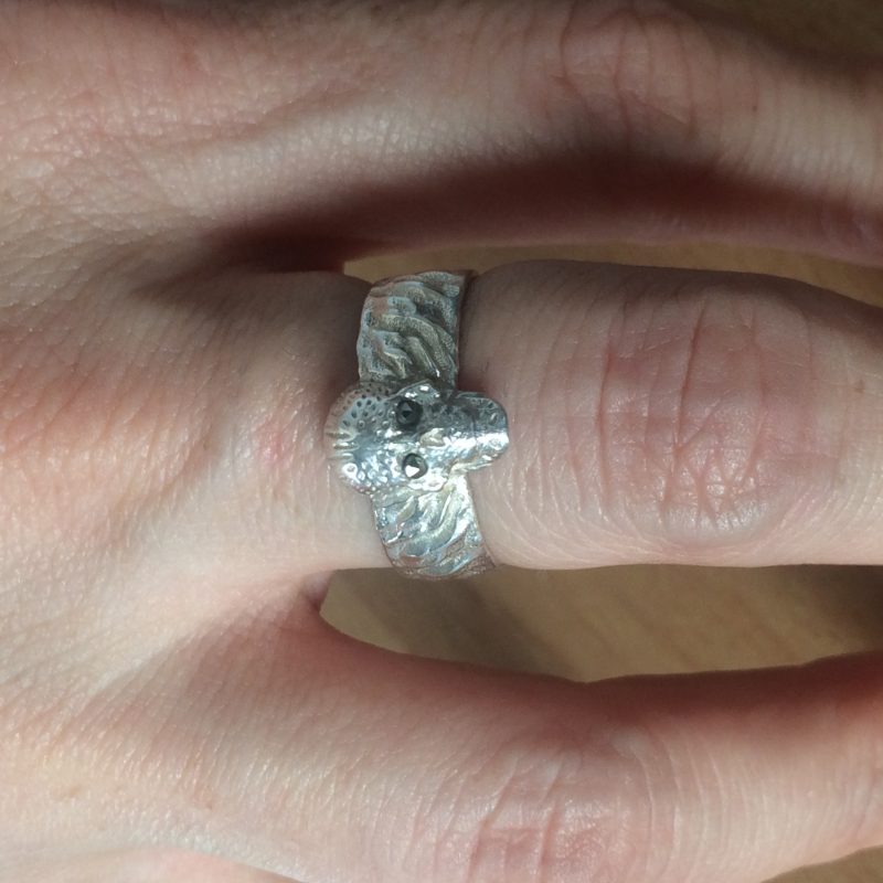 r-07_skullring_silber_ am Finger getragen